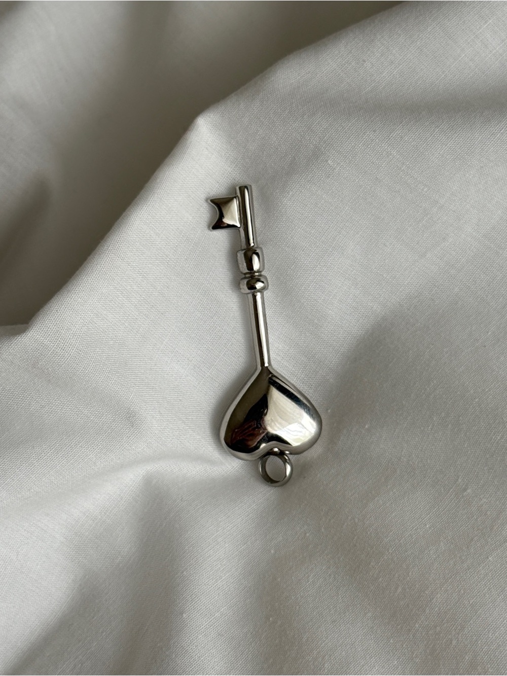 Silver heart-shaped key pendant - Picture 2 of 3